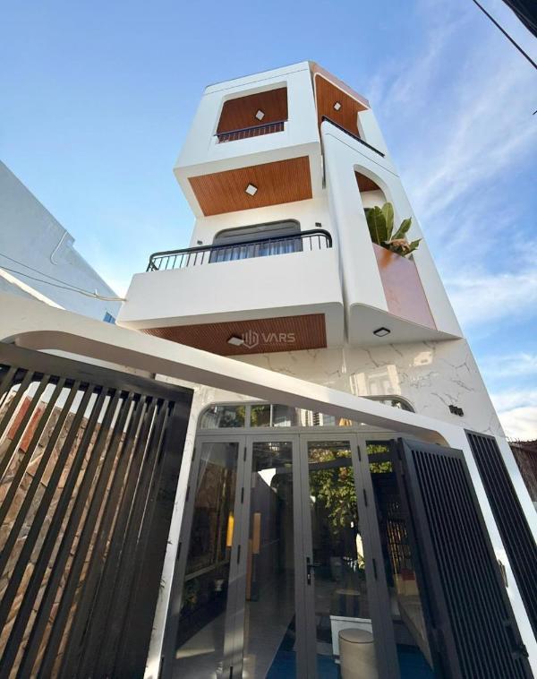 Bán nhà 3 tầng 👍 mới 100% - full nội thất k500 tôn đản