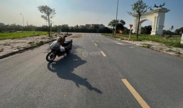 giá 4,1 tỷ. Diện tích rộng 103m2, mặt 🏢 tiền 5m cực đẹp, Pháp lý đầy đủ, 2 mặt thoáng