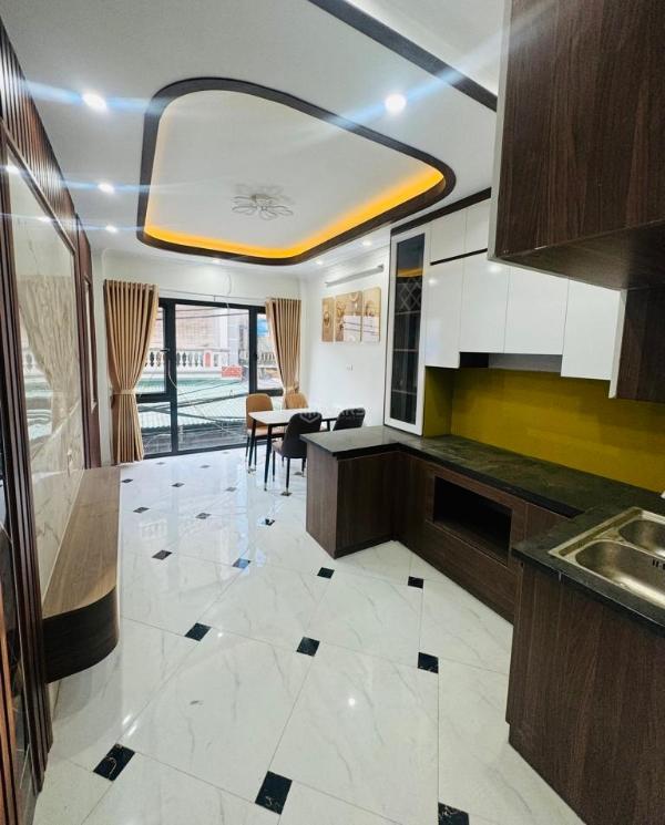 Nhà 6 tầng thang máy lô góc 2 thoáng ô tô đỗ 🏚️ cửa 9.8 tỷ phú diễn