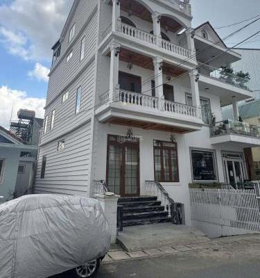 Bán nhà Đà Lạt 3 tầng – gara ô tô, thang máy, gần trung tâm, đẹp từng góc 🏦 cạnh!