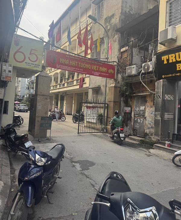 Mai dịch, cầu giấy: 2 phòng ngủ, dt 80m2,ôtô đỗ sân 🏡 rộng