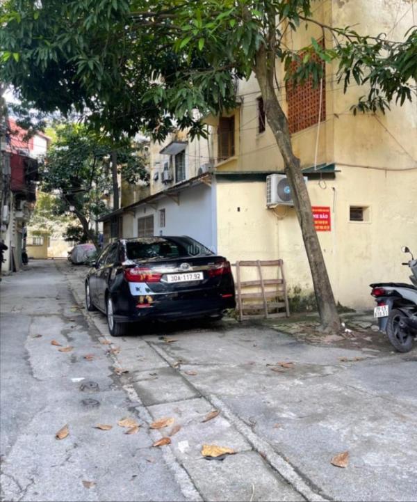 Hiếm...cầu 🏬 giấy, nhà tập thể có sổ đẹp, dt 100m2, 4 phòng ngủ