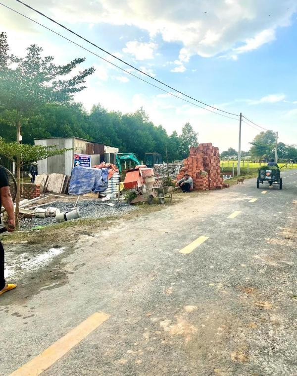 Đất phường bình minh, thổ cư, mặt 🏚️ tiền nhựa. kế bên nhà đang xây dựng. giá 590tr