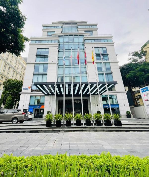 Hot cho thuê tòa nhà văn phòng tt cầu giấy. dt 300m2, mt 22m, 🏤 xd 6t 1 hầm