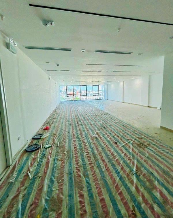 Bán Nhà mặt phố 180m²