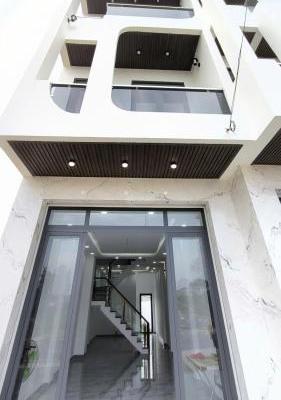 Bán gấp căn nhà 3 tầng nằm ngay chợ Rạch Kiến 🏬 giá 2 tỷ 300 triệu