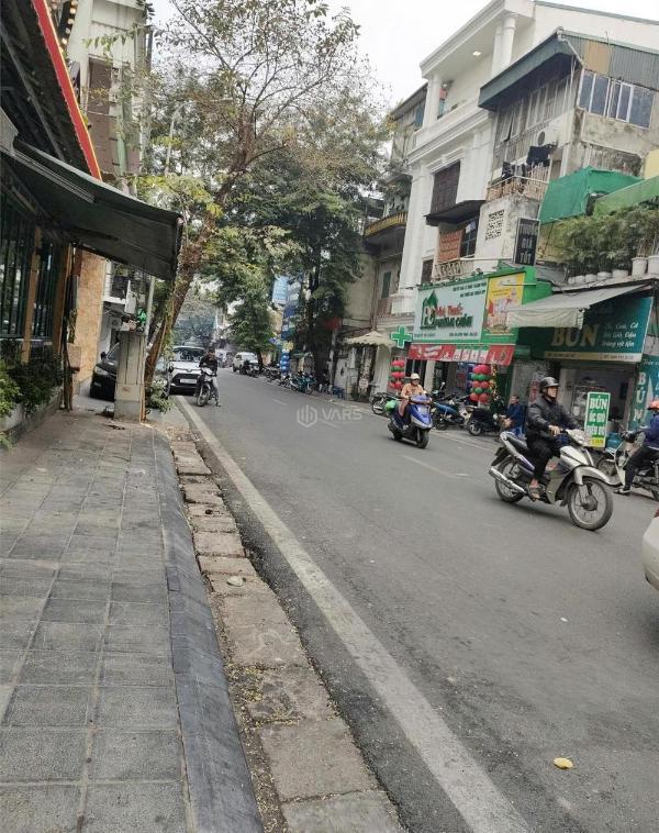 Chủ cần bán Nhà mặt phố 300m²