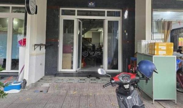 Bán Nhà mặt phố 69m²