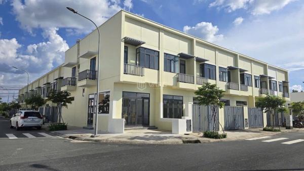 Mua lời ngay Nhà phố Khu công nghiệp 1,68 tỷ 1 trệt 1lầu sổ sẵn công chứng ngay