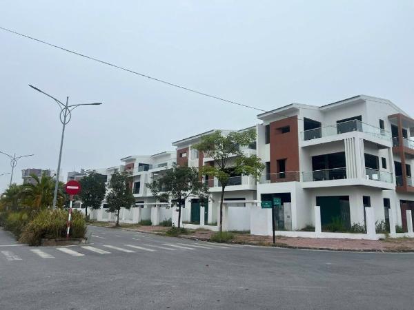 Bán căn biệt thự xây thô 3 tầng trục đường đôi KDC Trần Hưng Đạo, TP HD, 300.6m2, mt 12m