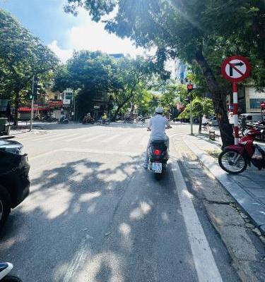 Vị trí kim cương phố Hòa Mã – Toà nhà 8 Nổi 1 Hầm - 187M2 🔥 MT 7M Vỉa Hè Rộng - 170 Tỷ