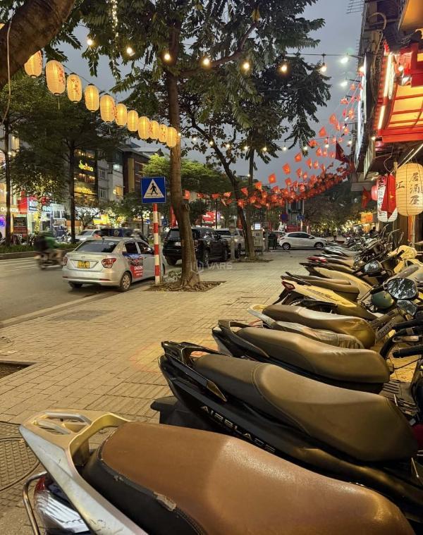 Bán Nhà mặt phố 216m²