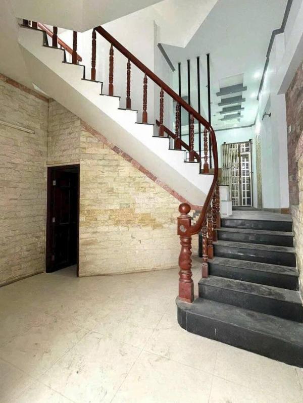 Cho thuê Nhà mặt phố 315m²