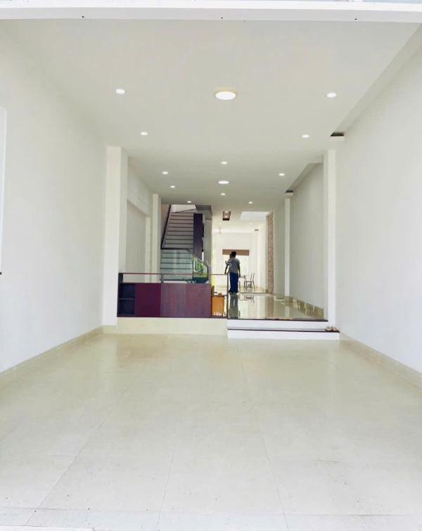 Cần cho thuê Nhà mặt phố 225m²