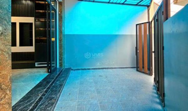 Bán nhà 4 tầng độc lập sân 🆘 cổng xây mới Hồ Sen