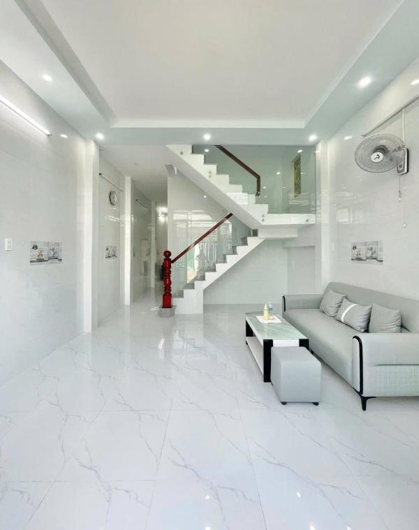 Nhà rộng gạch dán tới trần 🏢 gần đường lớn 30 tháng 4