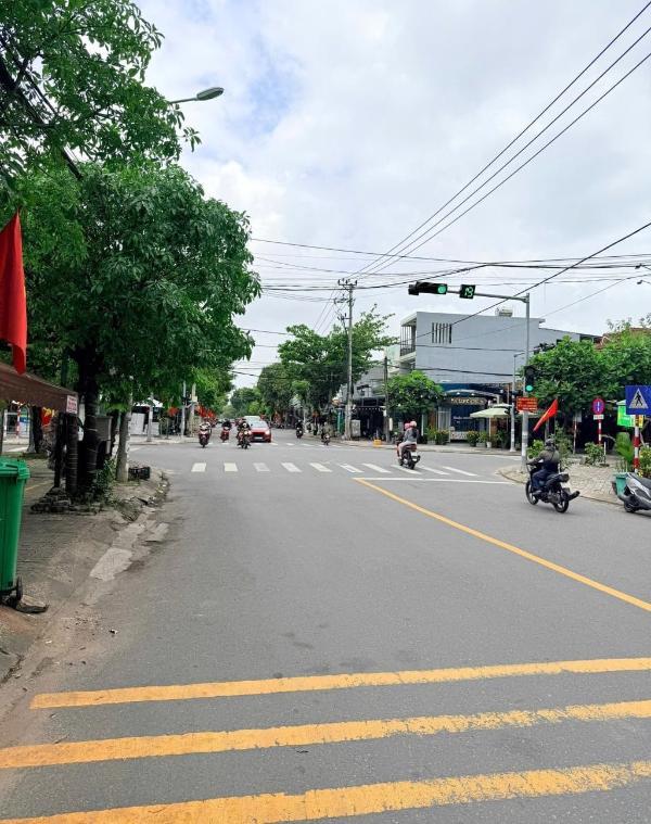 <mark style="background-color: transparent; font-weight: 400; ">Bán Đất nền riêng lẻ 122m²</mark>