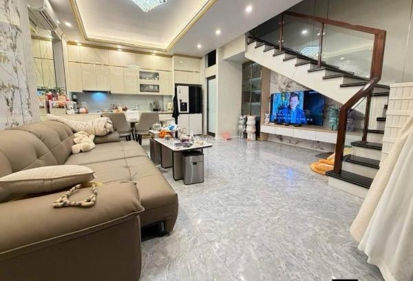 <mark style="background-color: transparent; font-weight: 400; ">🏡 32 🌊 tỷ nhà lạc long quân gần quận ủy tây hồ</mark>