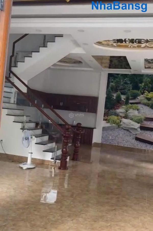 Bán Nhà mặt phố 127m²