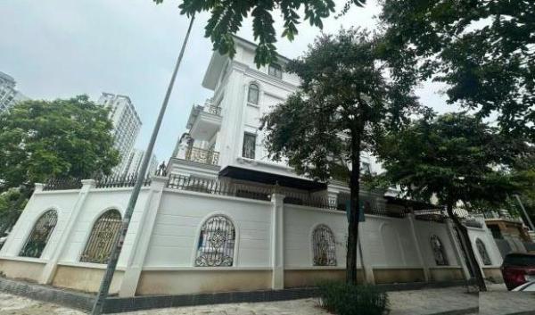 Cho thuê biệt 🏣 thự Hoàng Quốc Việt, 220m2, 5 tầng, lô góc đẹp, thang máy
