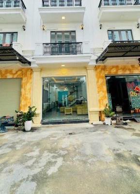 <mark style="background-color: transparent; font-weight: 400; ">Bán nhà 3 tầng sân thượng ngay trường THCS lê thị trung Phường 🏦 Tân Uyên HCM</mark>