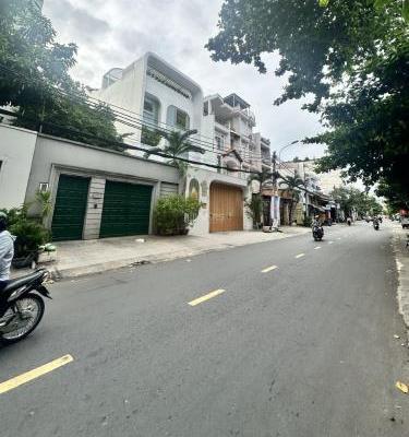 Bán Nhà mặt phố 240m²