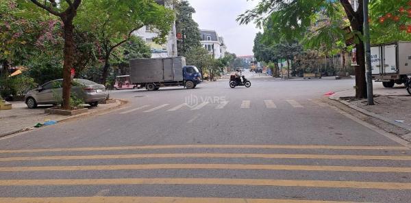 Nhà kđt văn phú. hà đông. thang 💥 máy. ô tô. vỉa hè. dt 87m2. mt 4.5m. giá 24.3 tỷ