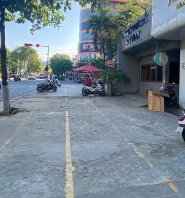 Bán Nhà mặt phố 122m²