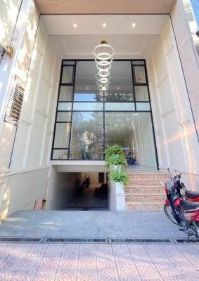 Mặt Phố Nguyễn Văn Cừ, Vị Trí VIP, 9 Tầng + 1 Hầm, 🏢 Thang Máy, Tòa Văn Phòng Xịn Nhất Phố.