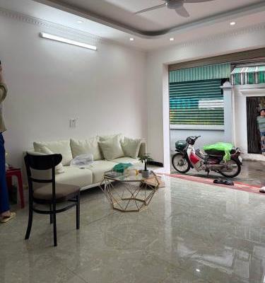 NHÀ BÁT KHỐI LONG BIÊN 5 TẦNG .THANG MÁY. Ô TÔ VÀO NHÀ. 🏚️ GIÁ CHỈ 11..TỶ